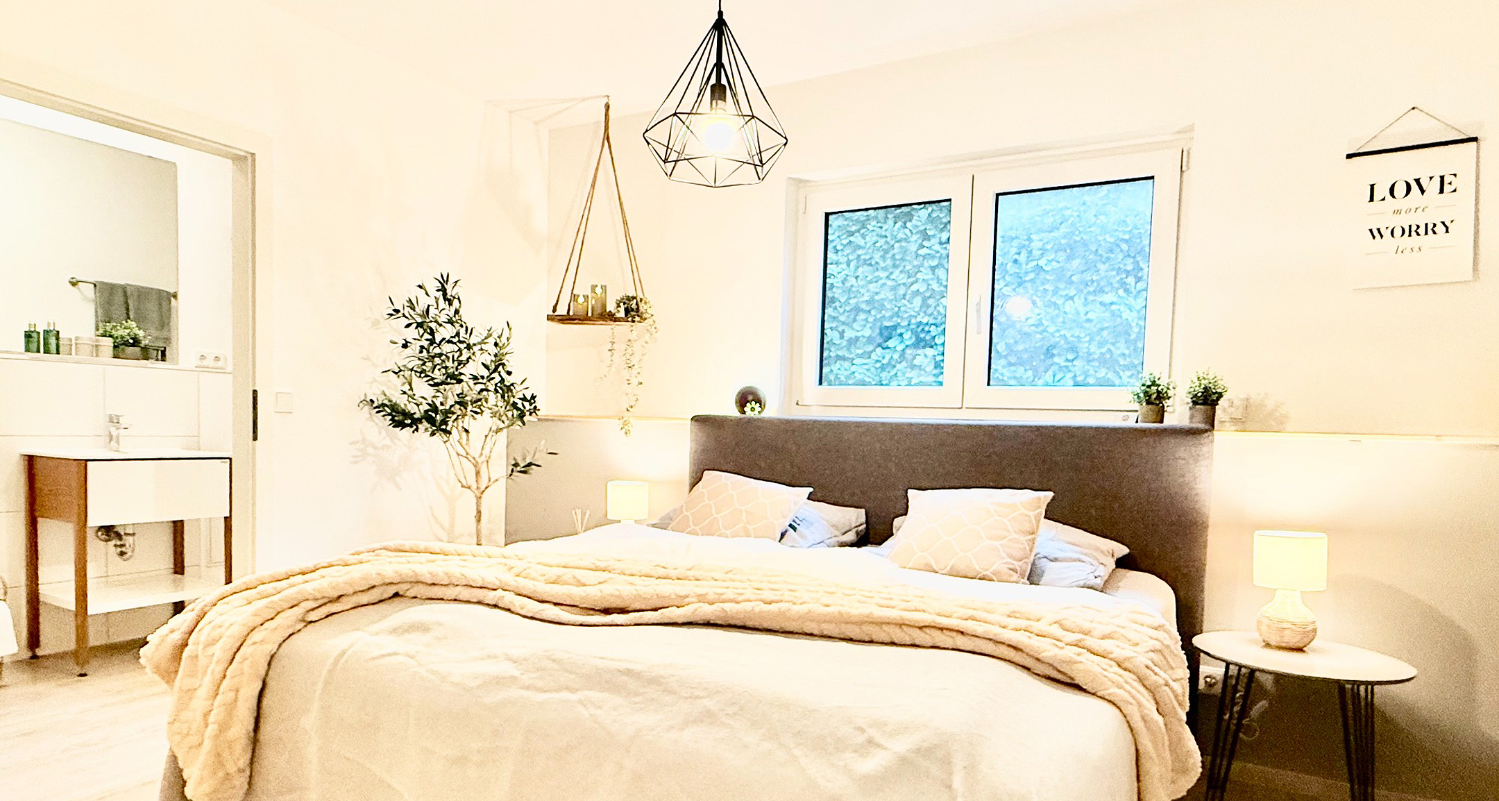 ferienwohnung-oberwinter-deluxe-apartment-3schlafzimmer-bett-geschmackvolle-einrichtung-warm-hero