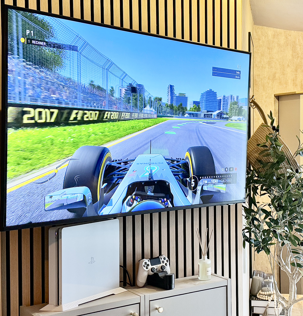 komfort-studio-oberwinter-deluxe-apartment-eingangsbereich-playstastion4-blick-auf-schrank_info Komfort Studio Oberwinter Deluxe Apartment Eingangsbereich mit Playstation 4 und Blick auf Schrank