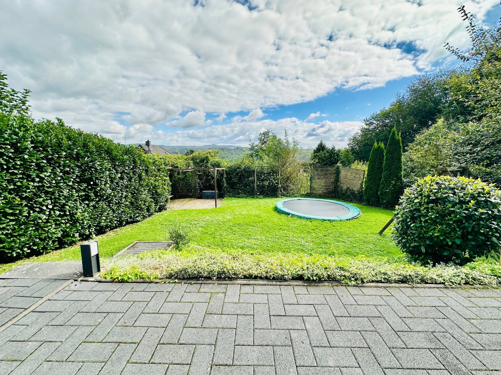 Ferienwohnung Oberwinter mit großem Garten – ideal zum Entspannen, Sonnen oder Spielen für Familien und Paare