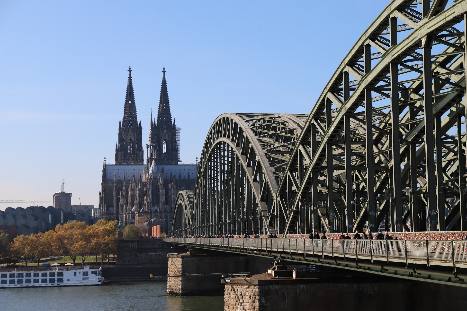Unterkunft nahe Messe Köln – Alternative zur Innenstadt für Messebesucher, mit guter Anbindung ab der Ferienwohnung Oberwinter, Blick auf Dom und Rhein