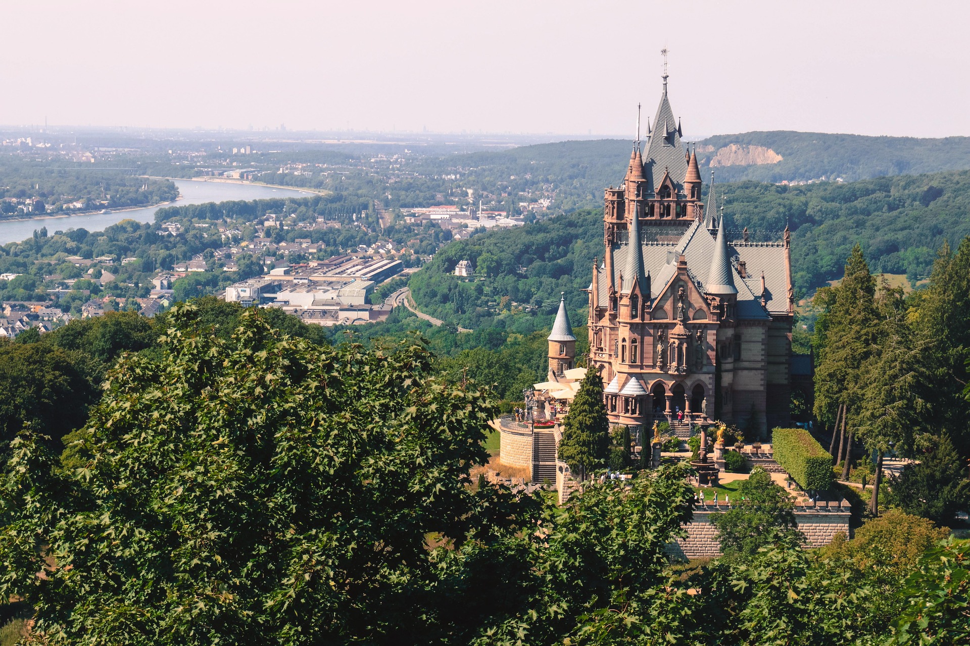 Burgwanderung am Rhein – Drachenburg im Siebengebirge als Ausflugsziel für Gäste der Ferienwohnung Oberwinter, Wandern mit Aussicht zwischen Bonn und Koblenz