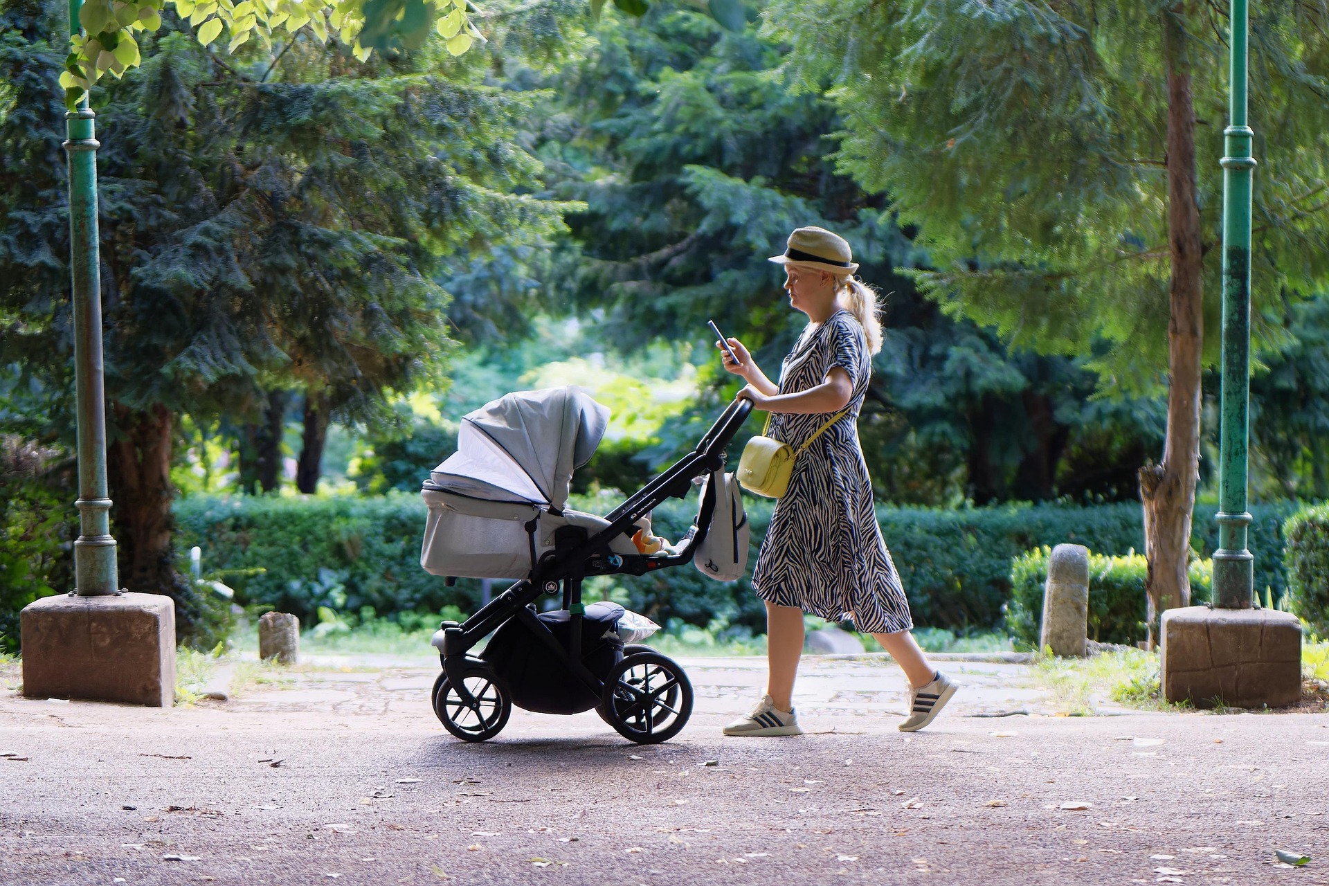 Wandern mit Kinderwagen am Rhein